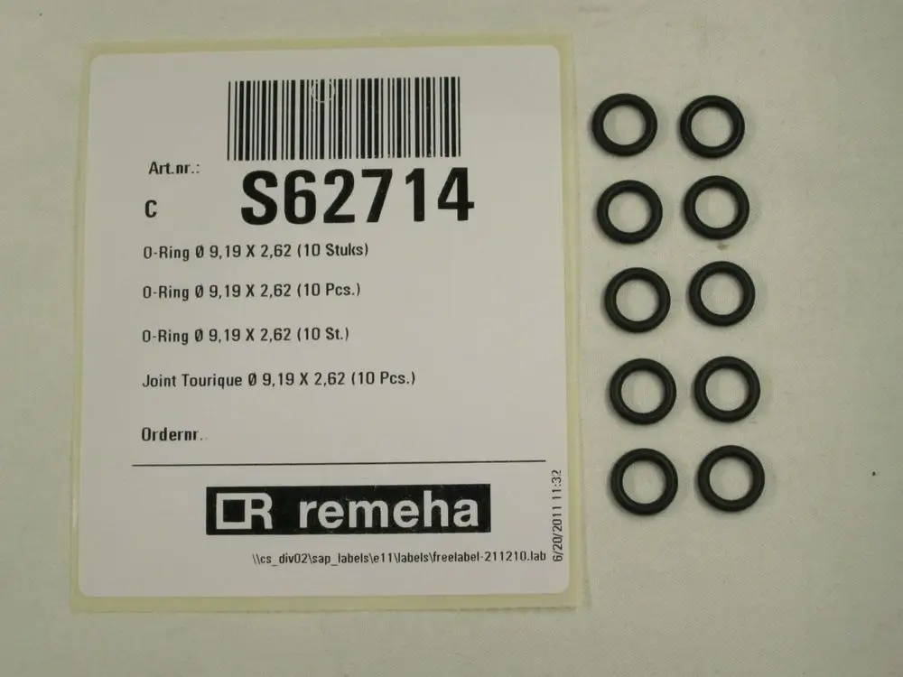 Schwarze O-Ringe auf einem Etikett von Remeha, mit zehn Stück in der Packung. Die O-Ringe sind in einer Reihe angeordnet und auf einem hellen Hintergrund platziert.